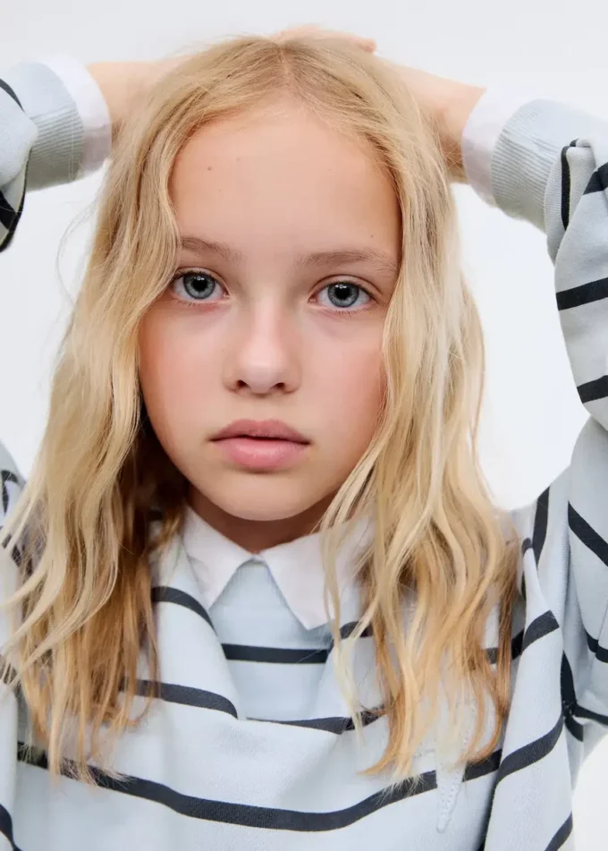 Gestreiftes Sweatshirt mit Stickerei Gestreiftes Sweatshirt mit Stickerei