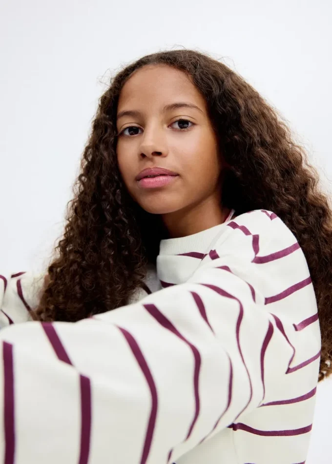 Gestreiftes Sweatshirt mit Stickerei