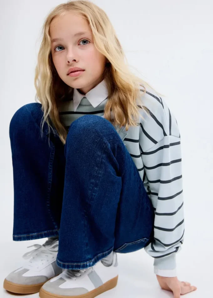 Gestreiftes Sweatshirt mit Stickerei Gestreiftes Sweatshirt mit Stickerei