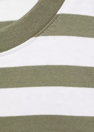 Gestreiftes T-Shirt mit Brusttasche Gestreiftes T-Shirt mit Brusttasche