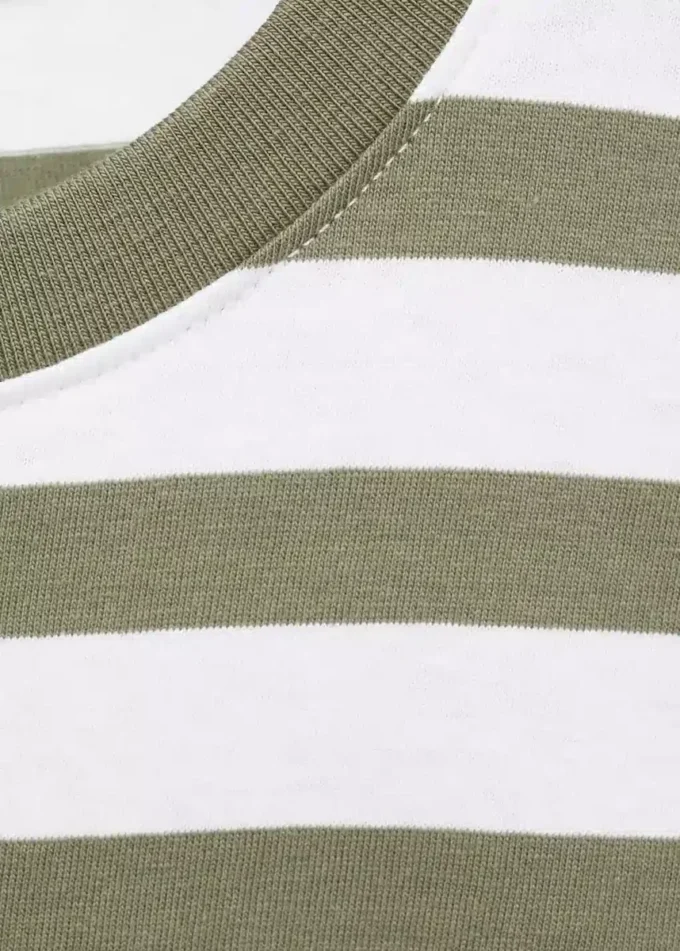 Gestreiftes T-Shirt mit Brusttasche Gestreiftes T-Shirt mit Brusttasche