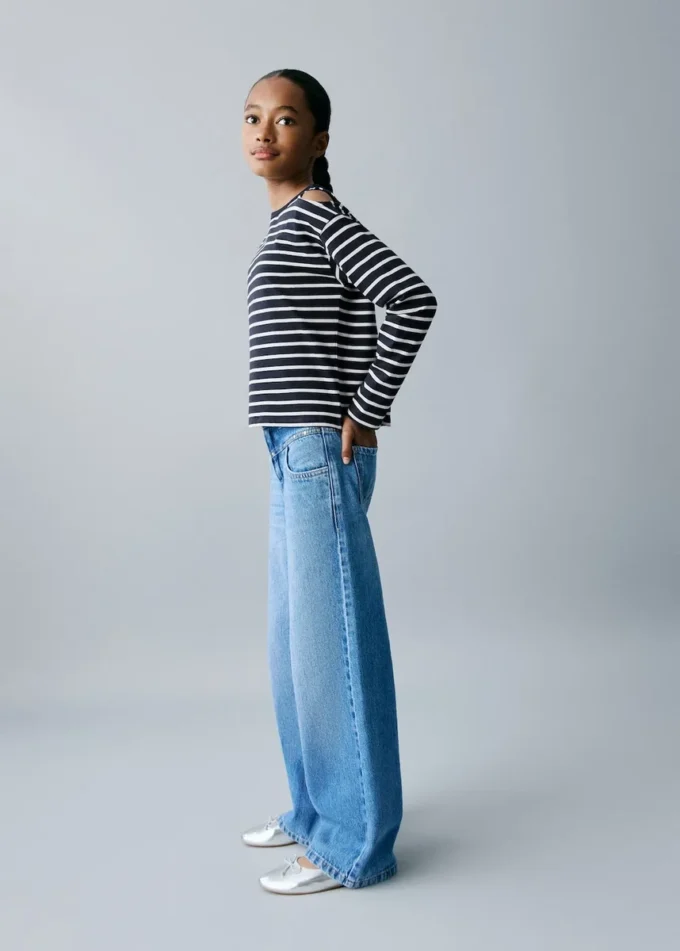 Gestreiftes T-Shirt mit Cut-Out Gestreiftes T-Shirt mit Cut-Out