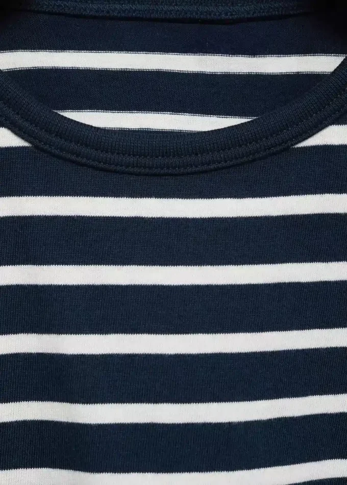 Gestreiftes T-Shirt mit Cut-Out Gestreiftes T-Shirt mit Cut-Out