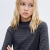 Gestreiftes T-Shirt mit gewelltem Saum Gestreiftes T-Shirt mit gewelltem Saum