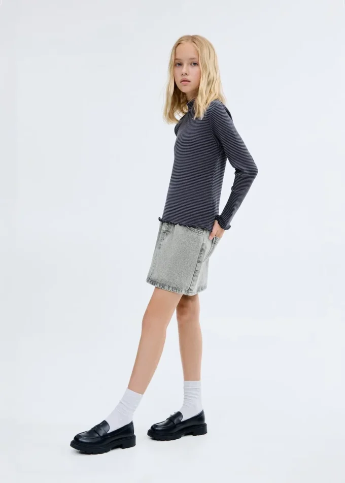 Gestreiftes T-Shirt mit gewelltem Saum Gestreiftes T-Shirt mit gewelltem Saum