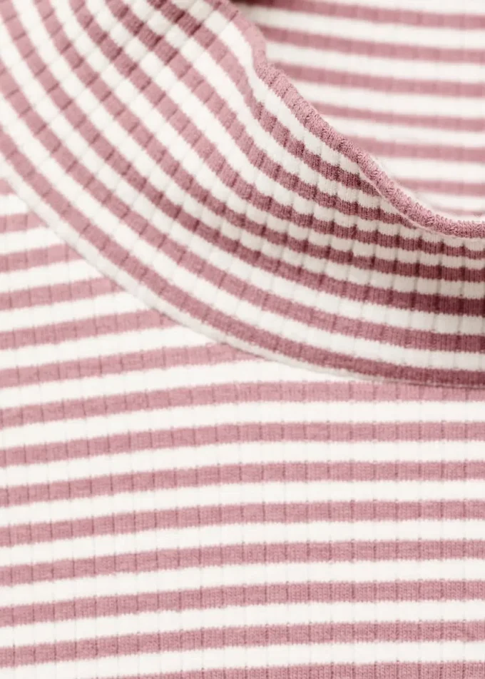 Gestreiftes T-Shirt mit gewelltem Saum Gestreiftes T-Shirt mit gewelltem Saum