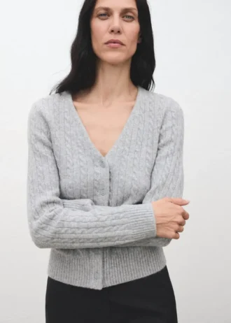 Gestrickte Strickjacke