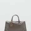Glänzende Handtasche mit Griffen Glänzende Handtasche mit Griffen