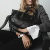 Glänzende Handtasche mit Griffen Glänzende Handtasche mit Griffen