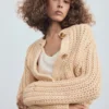 Grobstrick-Strickjacke mit Schmuckknöpfen