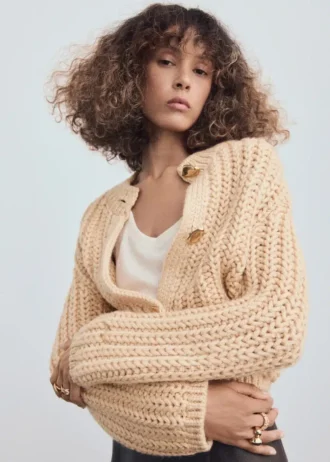 Grobstrick-Strickjacke mit Schmuckknöpfen