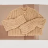 Grobstrick-Strickjacke mit Schmuckknöpfen