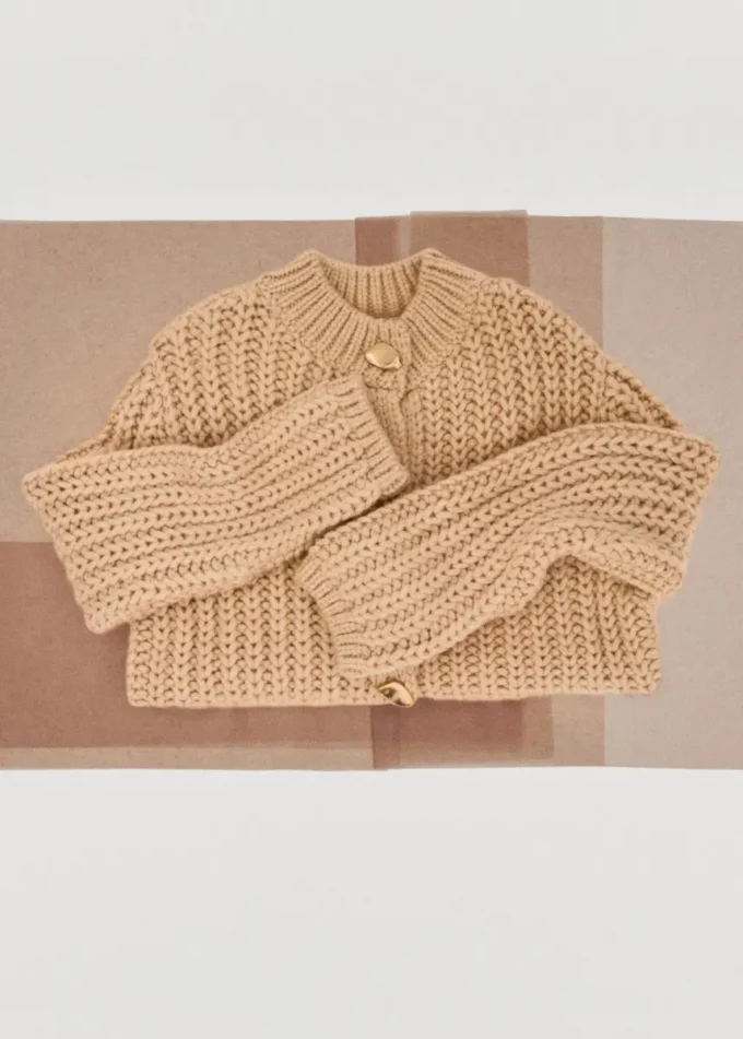 Grobstrick-Strickjacke mit Schmuckknöpfen