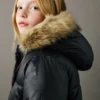 Großer Anorak mit Kapuze in Felloptik