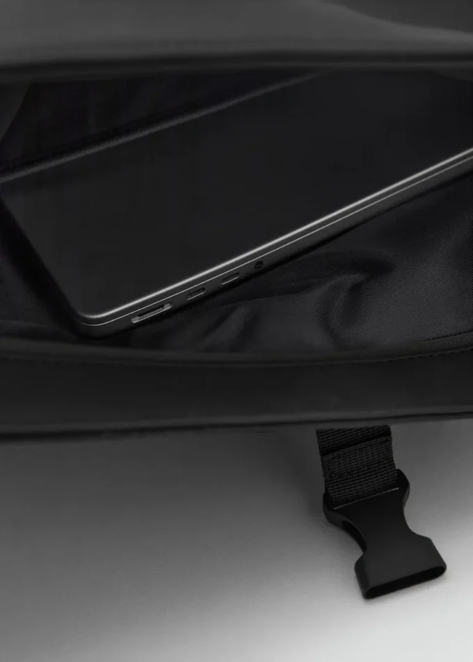 Gummierter Rucksack mit Klappenverschluss