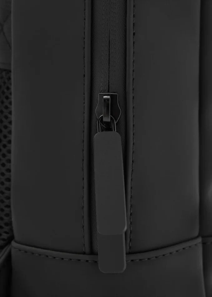 Gummierter Rucksack mit Klappenverschluss