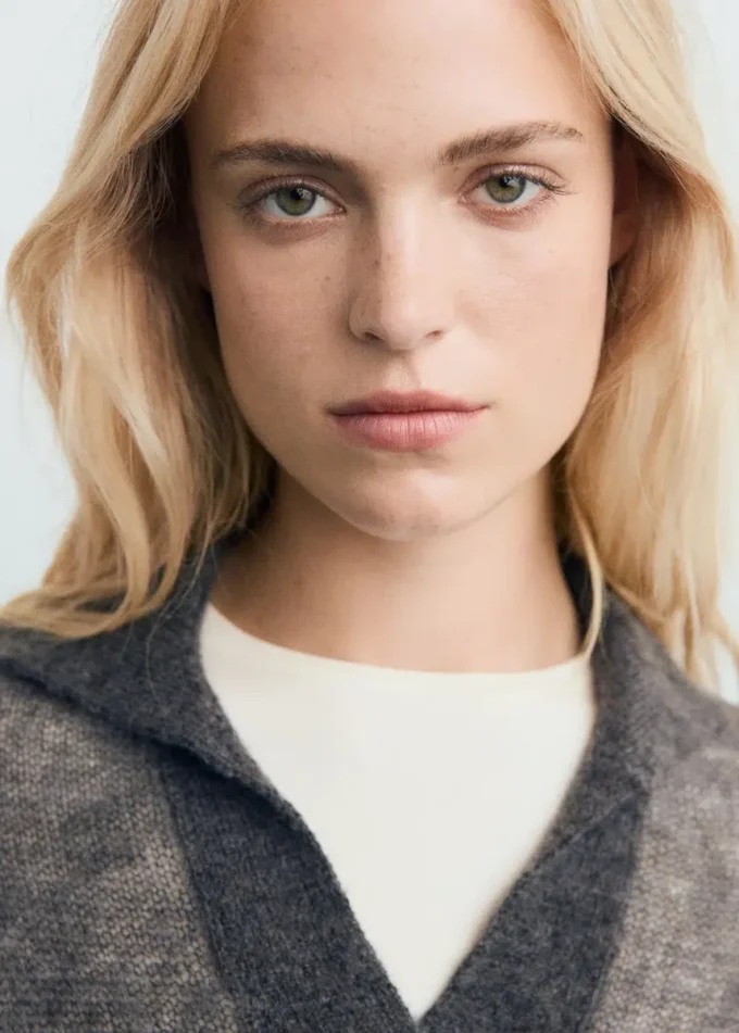 Halbtransparenter Rollkragenpullover