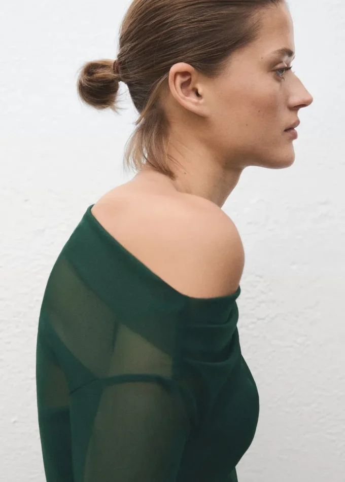Halbtransparentes asymmetrisches Kleid
