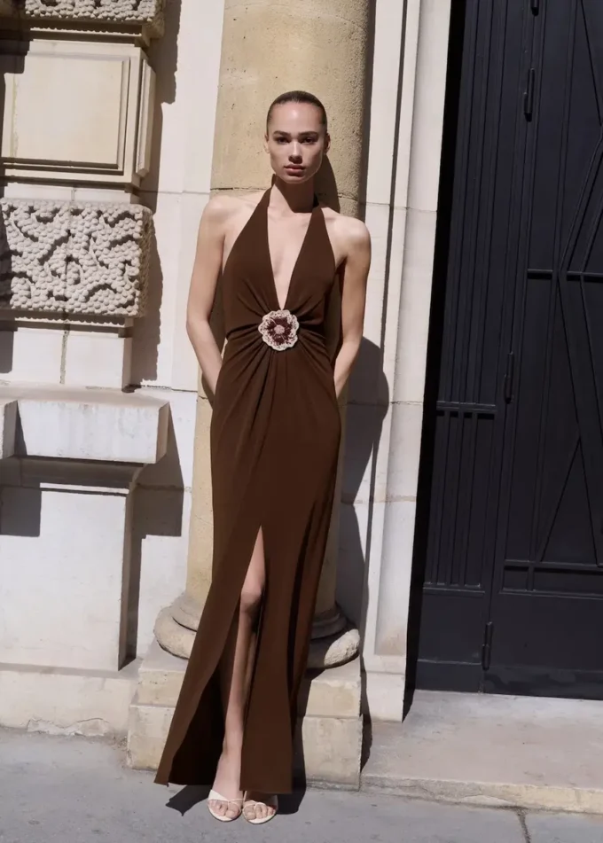 Halterkleid mit Blumendetail Halterkleid mit Blumendetail