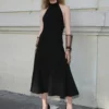 Halterneck-Kleid mit offenem Rücken Halterneck-Kleid mit offenem Rücken