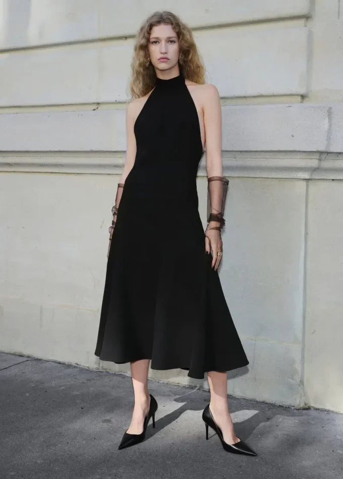 Halterneck-Kleid mit offenem Rücken Halterneck-Kleid mit offenem Rücken