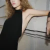 Halterneck-Kleid mit offenem Rücken Halterneck-Kleid mit offenem Rücken