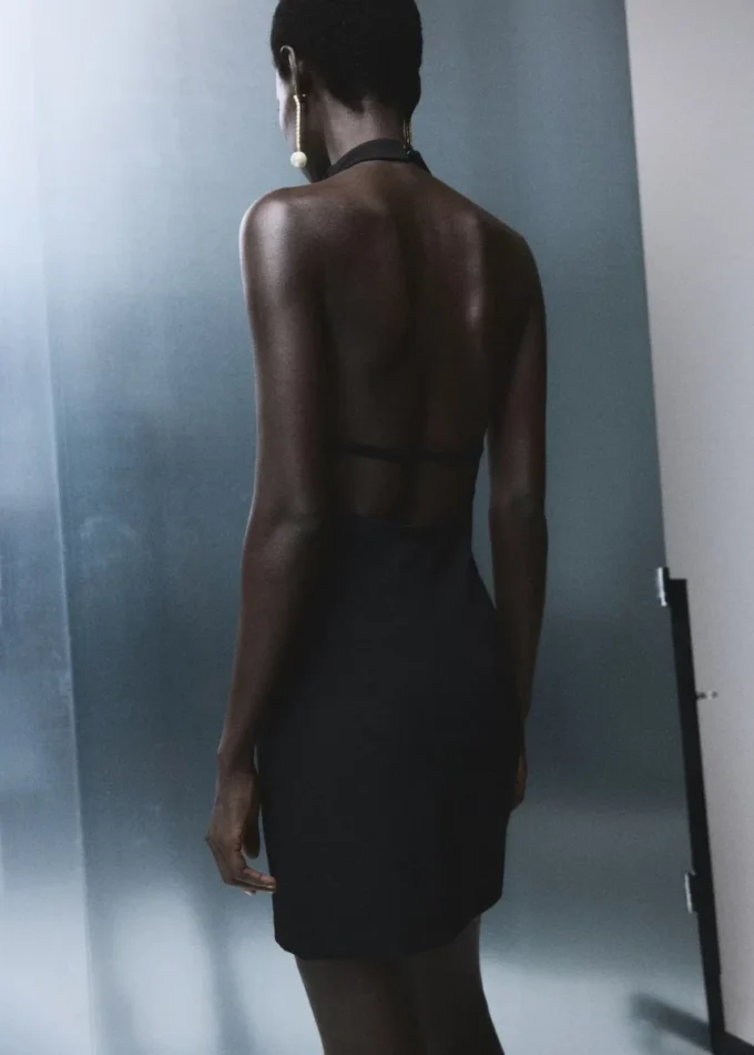 Halterneck-Kleid mit Rüschen Halterneck-Kleid mit Rüschen