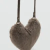 Handtasche aus Kunstfell in Herzform Handtasche aus Kunstfell in Herzform