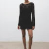 Häkelkleid mit Ausschnitt am Rücken
