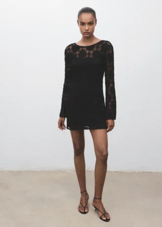Häkelkleid mit Ausschnitt am Rücken