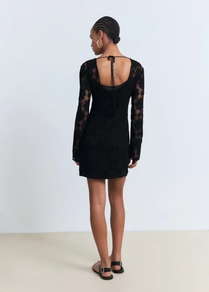 Häkelkleid mit Ausschnitt am Rücken