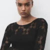 Häkelkleid mit Ausschnitt am Rücken