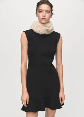 Hochgeschlossenes Kleid mit Rüschen