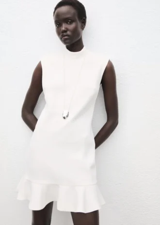 Hochgeschlossenes Kleid mit Rüschen