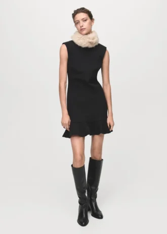 Hochgeschlossenes Kleid mit Rüschen