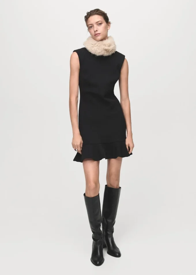 Hochgeschlossenes Kleid mit Rüschen Hochgeschlossenes Kleid mit Rüschen