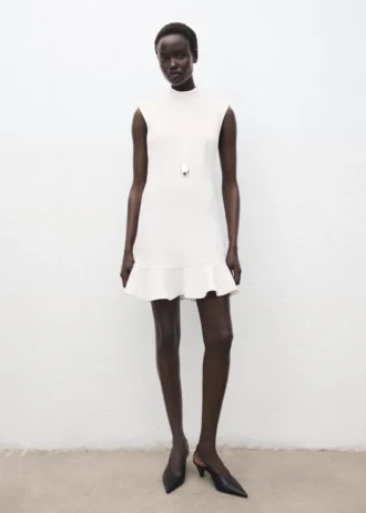 Hochgeschlossenes Kleid mit Rüschen