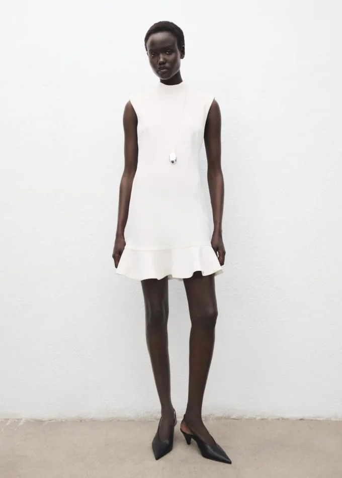 Hochgeschlossenes Kleid mit Rüschen Hochgeschlossenes Kleid mit Rüschen
