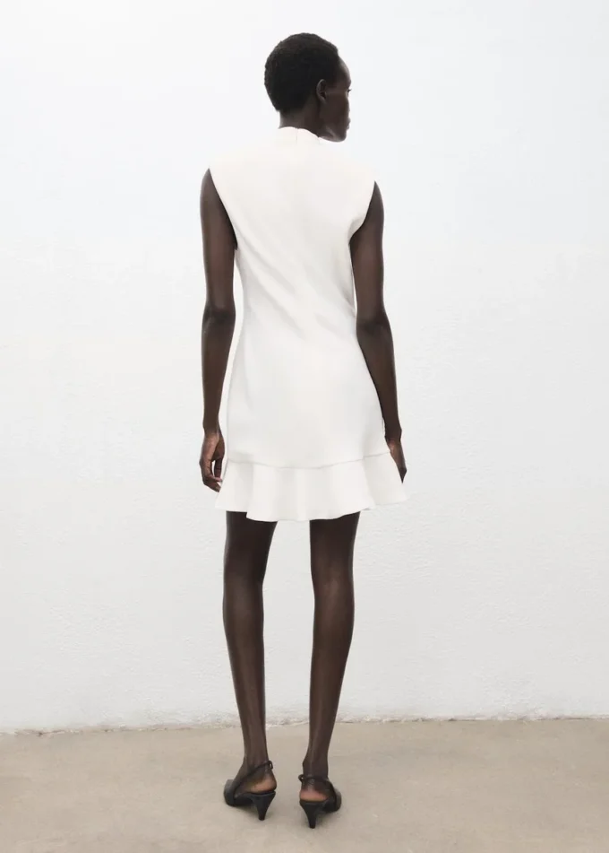 Hochgeschlossenes Kleid mit Rüschen Hochgeschlossenes Kleid mit Rüschen