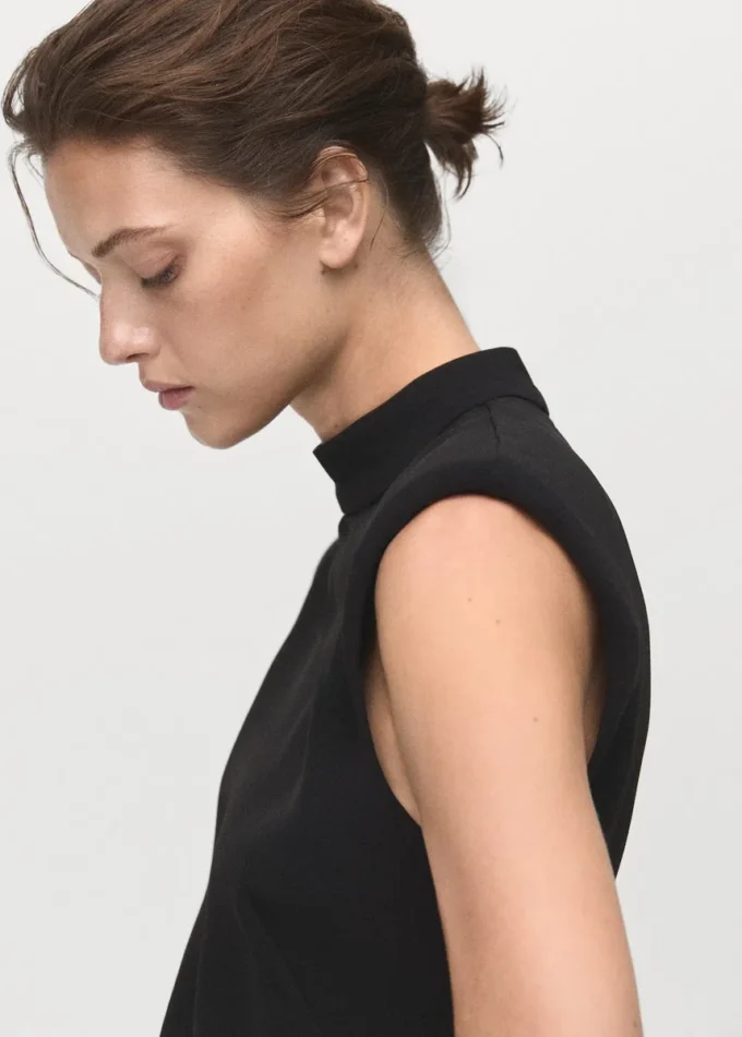 Hochgeschlossenes Kleid mit Rüschen Hochgeschlossenes Kleid mit Rüschen