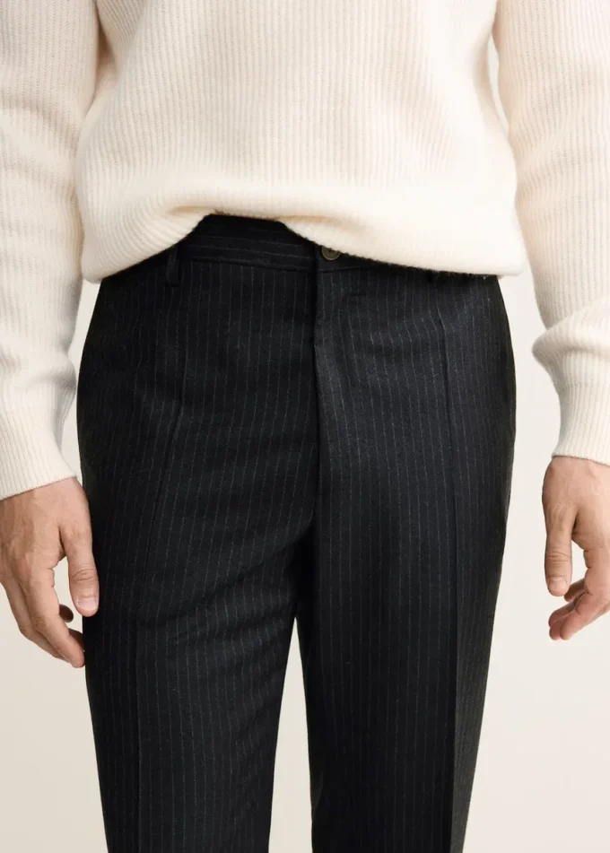 Hose aus 100 % Schurwolle mit normaler Passform und Nadelstreifen Hose aus 100 % Schurwolle mit normaler Passform und Nadelstreifen