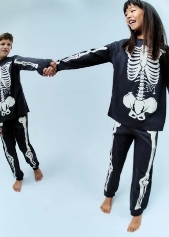 Im Dunkeln leuchtender Skelett-Pyjama