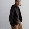 Jacke aus 100 % Leder mit Kapuze Jacke aus 100 % Leder mit Kapuze