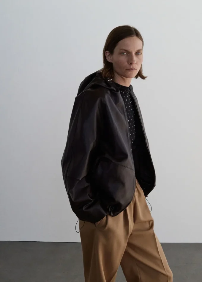 Jacke aus 100 % Leder mit Kapuze Jacke aus 100 % Leder mit Kapuze