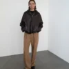 Jacke aus 100 % Leder mit Kapuze Jacke aus 100 % Leder mit Kapuze
