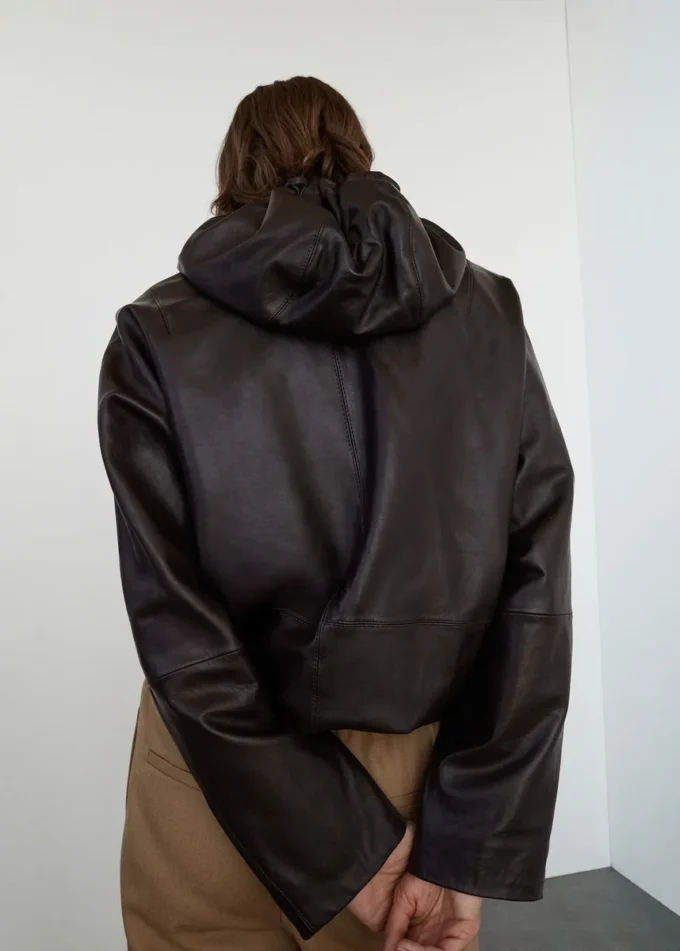 Jacke aus 100 % Leder mit Kapuze Jacke aus 100 % Leder mit Kapuze