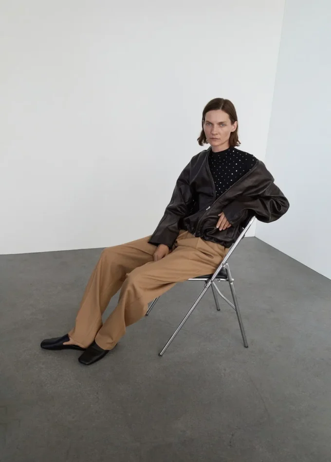Jacke aus 100 % Leder mit Kapuze Jacke aus 100 % Leder mit Kapuze
