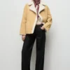 Jacke aus Kunstwildleder mit Lammfellkragen Jacke aus Kunstwildleder mit Lammfellkragen