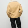 Jacke aus Kunstwildleder mit Lammfellkragen Jacke aus Kunstwildleder mit Lammfellkragen