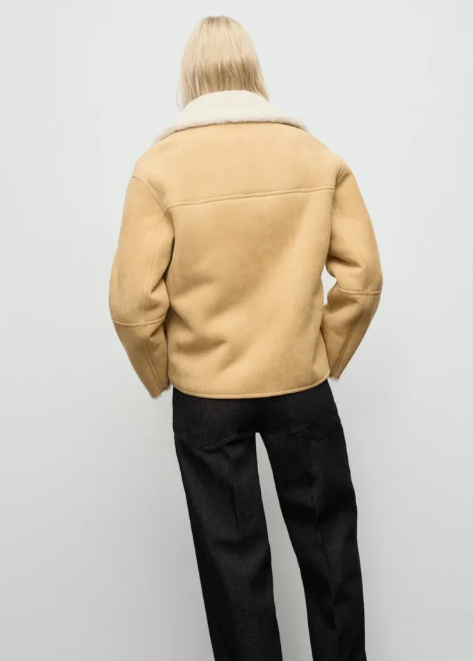 Jacke aus Kunstwildleder mit Lammfellkragen Jacke aus Kunstwildleder mit Lammfellkragen